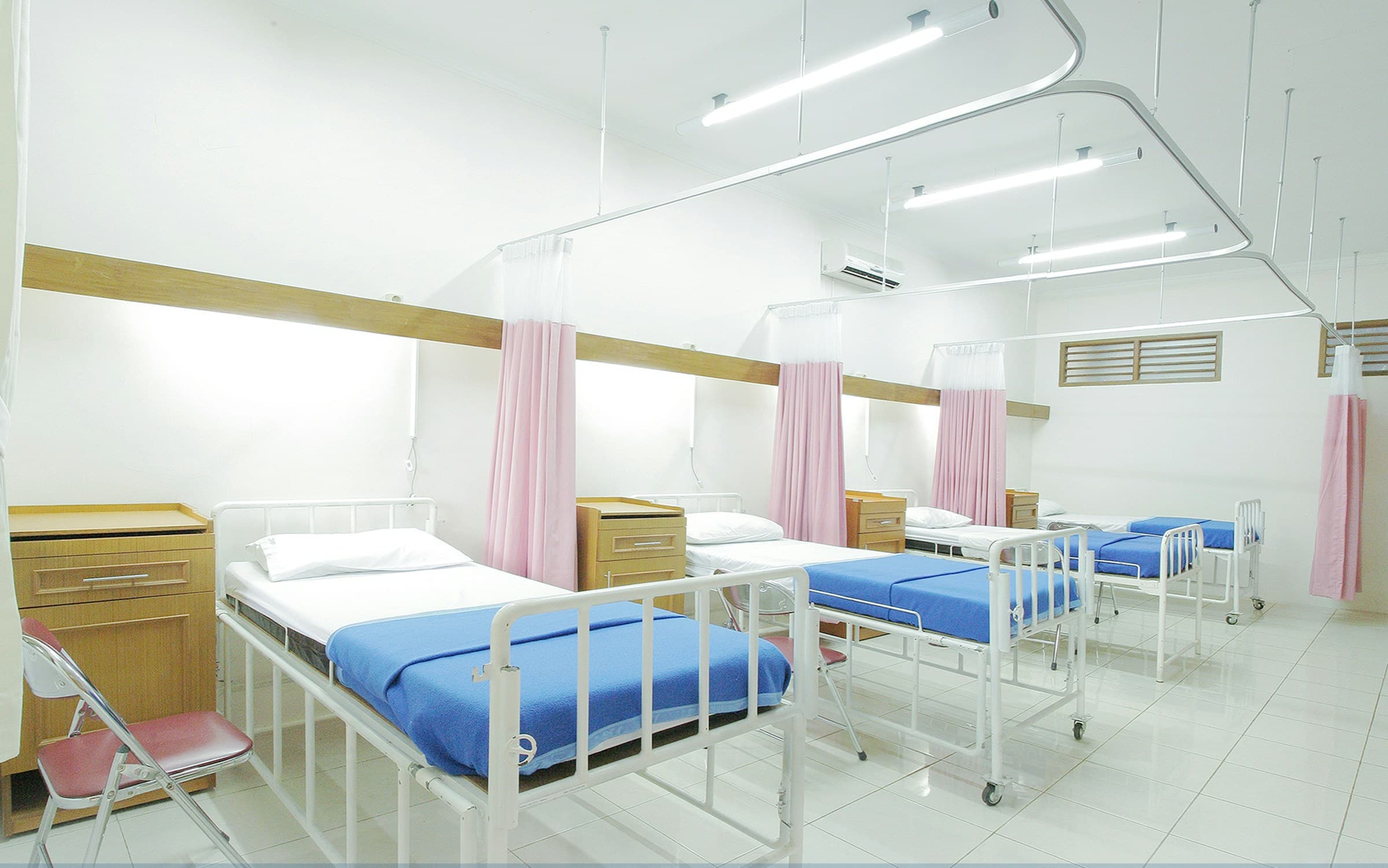 现代医院影像室里的医疗设备